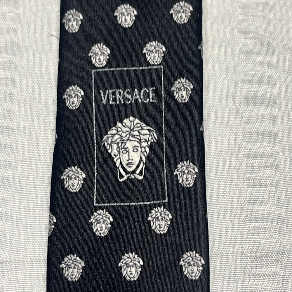 Versace Men's Tie.
Dual pattern and gorgeous black/gray/white. - Picture 3 of 8